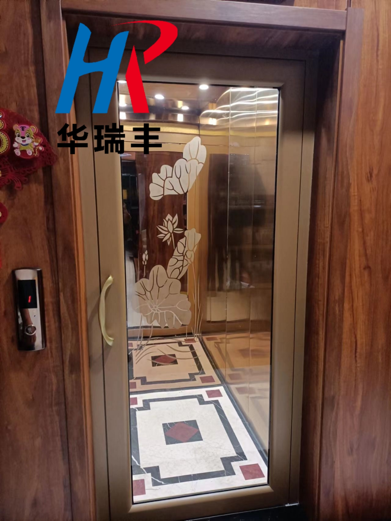 液压家用电梯搭配实木外包装修案例